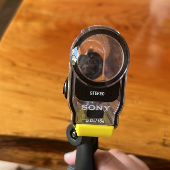 Sony action can waterproof case and mount - Picture 3 of 7